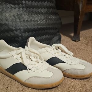 Universal Thread Cream Athletic Sneakers with Black Stripe